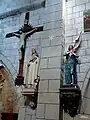 Statues de sainte Thérèse et Jeanne d'Arc.