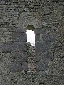 Fenêtre romane au chevet.