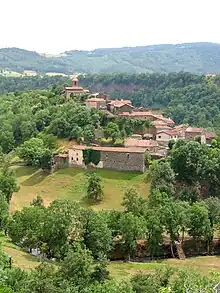Saint-Arcons-d'Allier et la Fioule en bas, juste avant la confluence avec l'Allier.