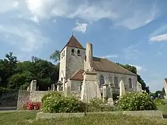 L'église et le monument aux morts.