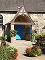 Le porche de l'église paroissiale