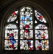 Baie 12Début XVIe . XXe&nbsp;siècle. Composition : 3 lancettes plein cintre, tympan à 2 ajours. Hauteur : 2,50 m, largeur : 2,10 m. Fragments : bordures, architecture, têtes, partie d’un saint portant une épée, début XVIe&nbsp;siècle.