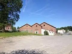 Les bâtiments restants de l'usine électrique, aujourd'hui locaux communaux.