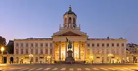 Façade de la cathédrale Saint-Jacques-sur-Coudenberg et des Hôtels de Coudenberg.