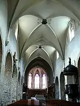 Les voûtes de la nef centrale avec la chaire à prêcher du XVIIIe&nbsp;siècle