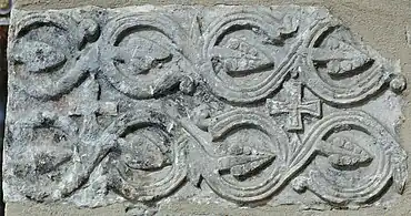 Réemploi d'éléments carolingiens dans un pilier de la nef