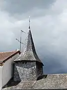 Le clocher recouvert de bardeaux.