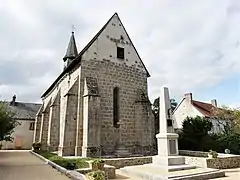 L'église et le monument aux morts.