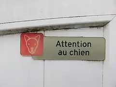 En français (« Attention au chien ») à Saint-Maurice-de-Beynost (France).