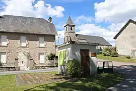 Ancienne bascule devenue boîte à livres.