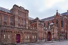 La rue Saint-Bertin avec ses pavés et ses très anciens lycées.