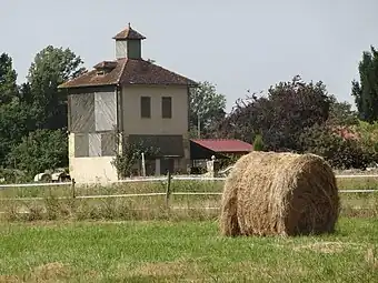 Beau pigeonnier aménagé en gîte.