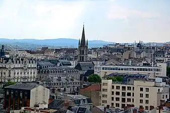 L'église Saint-Pierre-du-Queyroix et les monts de Châlus (sud-ouest).