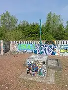 Le puits no&nbsp;2 dans son environnement.