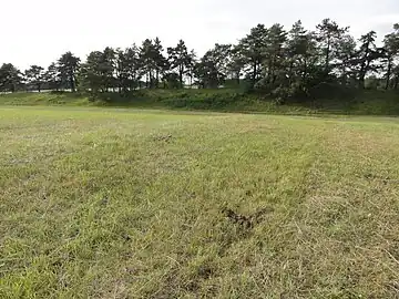 La digue de défense du Camp des Romains, vue du côté de Saint-Erme en direction de Saint-Thomas.