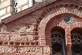 Détails de la maçonnerie, avec la frise et la skyphia.