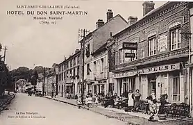 La rue du commerce sur une carte postale de la fin du XIXe&nbsp;siècle ou du début du XXe&nbsp;siècle.