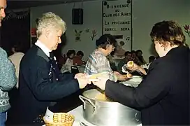Déjeuner aux fèves au lard, sirop d'érable et petits pains, servi par des membres du Conseil de Pastorale, Club des Ainés St_Tite, boulevard Saint-Joseph