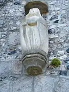 Statue de sainte Agathe, au-dessus du portail de l'église.