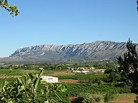La montagne Sainte-Victoire, dans l'est.