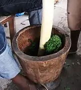 Pilage des feuilles de manioc.