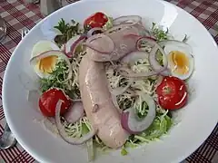 Avec saucisse blanche d'Alsace et fromage râpé.