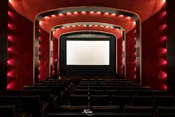 La salle no&nbsp;3 est composée d'une voûte en anse de panier et de fauteuils club aux tons rouges moirés.