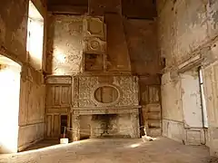 La salle d'apparat du Château Jeune, avec une cheminée en bois sculpté avant sa restauration en 2013.