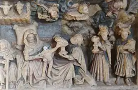 Bas-relief partiellement coloré représentant neuf personnages.