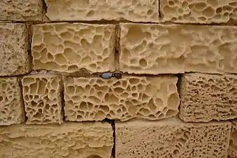 Dissolution météorique d'appareillages de pierre sur l'île de Gozo (Malte).