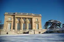 Château et jardin ensevelis sous la neige.