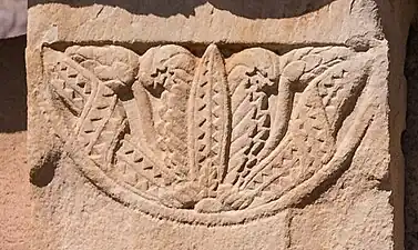 Motifs de palmette, souvent présent dans l'iconographie bouddhiste ancienne.