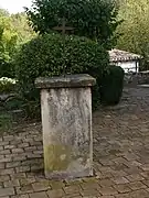 Une croix devant l'église