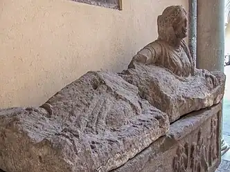 Sarcophage figuré féminin en nenfro.