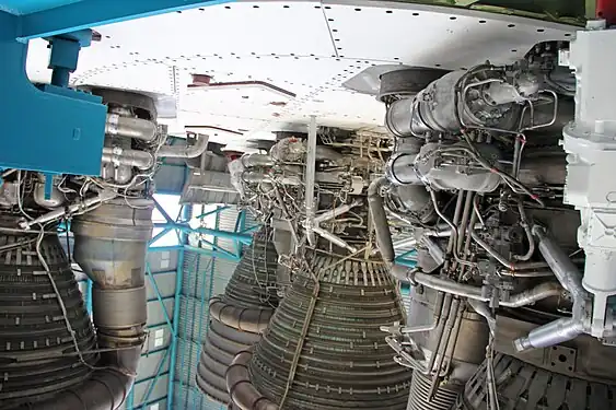 Quatre moteurs F-1 montés sur leur structure de poussée