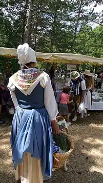 Provençale au panier de lavande.