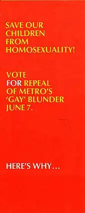 Scan d'une brochure rouge avec des inscriptions jaunes et blanches appelant à « sauver les enfants des homosexuels ».