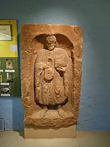 Vue d'un bas-relief représentant un personnage barbu en toge.