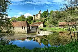Le château et son reflet sur l'Auvezère.