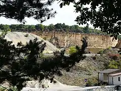 Carrière de calcaire à Savignac-les-Églises.
