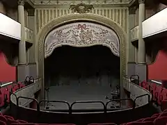 Scène du théâtre vue depuis le premier balcon.