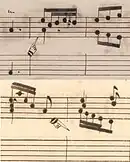 zoom sur les partitions de Venise et Parme montrant de petites mains dont l'index est dirigé soit vers le haut, soit vers le bas, indiquant le changement de clavier