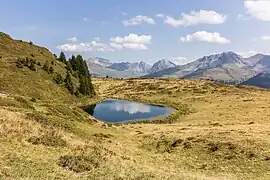 Promenade dans le canton des Grisons, d'Arosa à Tschiertschen. Au premier plan le lac Scheidegg Seeli (2&nbsp;080&nbsp;m). Au fond la chaîne de Plessur.