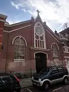 façade d'une église en brique