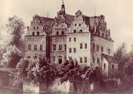 Château de Groß Wilkau. En 1738, son père était le propriétaire du château. La sœur de Friedrich, Louise Frédérike est née dans le château de Groß Wilkau