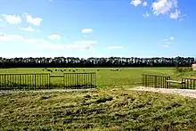 Photographie en couleurs d'un pré clôturé