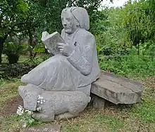 Sculpture de Madame Desbassayns lisant le Code noir de 1723.