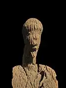 Sculpture masculine (détail).