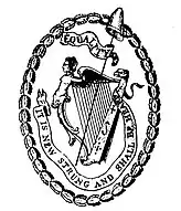 Sceau en noir et blanc, au centre une harpe irlandaise élaborée dont la partie avant représente une Victoire ailée, elle est surmontée de la devise "Equality" (Égalité) dans un ruban, un autre ruban l'encadre en bas porte la devise "It is new strung and shall be heard" (Elle est à nouveau accordée et sera entendue), une lance traverse le sceau qui porte au sommet un bonnet phrygien.