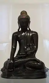 Bouddha assis, touchant la terre. Birmanie ou Myanmar. Bronze et verre, XIXe&nbsp;siècle.